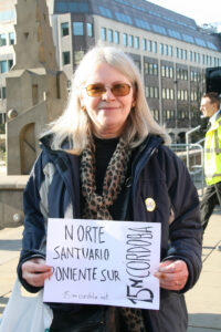 Una mujer posa con un cartel de apoyo al movimiento 15M en Córdoba en Occupy Birmingham